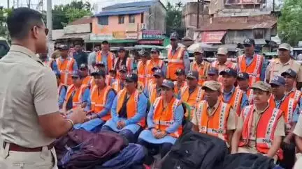 ফালাকাটা: জেলা পুলিশের উদ্যোগে ট্রাফিক পুলিশ এবং ট্রাফিকে কর্মরত সামার কিট দেওয়া হল ফালাকাটা ট্রাফিক মোড়ে