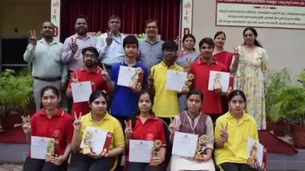 बागपत। डीएवी पब्लिक स्कूल के प्रांगण में दसवीं और बारहवीं के परीक्षाफल में मेधावी छात्र-छात्राओं को सम्मानित किया