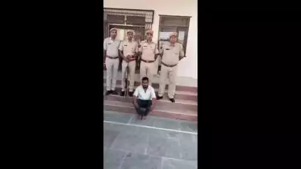 पदमपुर: पदमपुर पुलिस ने सजना नगर में कार्रवाई करते हुए 11 किलो डोडा पोस्त और ₹8,28,000 की नगदी के साथ एक आरोपी को किया गिरफ्तार