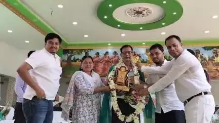 আউশগ্রাম ২: যুদ্ধের আবহে রক্তের জোগান বাড়াতে আউশগ্রামের গেঁড়াইয়ে আয়োজিত শিবিরে রক্ত দিলেন দুই শতাধিক মানুষ