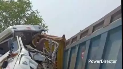 सोनारायठाढ़ी: बलीडीह मोड़ पर हाईवा और ट्रेलर की टक्कर, चालक बाल-बाल बचा, गंभीर रूप से घायल