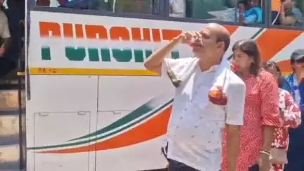 डुंडा: ब्रह्मखाल, शिवगुफा के पास जूस वितरित कर पुलिस ने तीर्थयात्रियों का किया स्वागत