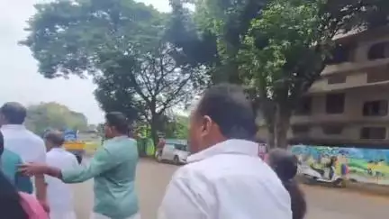 ചാലക്കുടി: തെരുവുനായ ശല്യത്തിനെതിരെ ചാലക്കുടി നഗരസഭയിലേക്ക് എൽ.ഡി.എഫ്  നടത്തിയ മാർച്ചിൽ സംഘർഷം