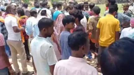 पेटरवार: जैनामोड़-दांतू सड़क पर अज्ञात ट्रैक्टर की चपेट में आने से युवक की मौत, ग्रामीणों ने किया सड़क जाम
