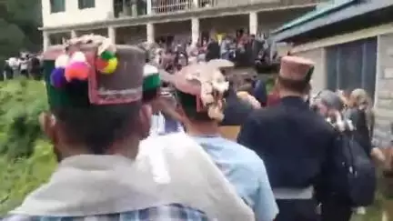 सराहन: सरपारा से रोहड़ू के लिए रवाना हुए देवता साहेब सुन्नी नाग, क्षेत्र के लोग हुए भावुक