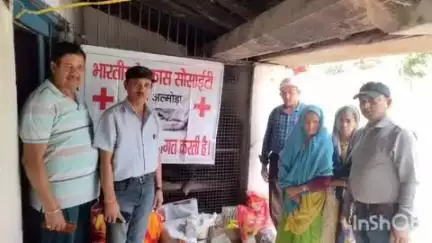लमगड़ा: जरूरतमंदों की मदद के लिए आगे आया रेडक्रॉस, डोल लमगड़ा में अग्नि प्रभावित परिवार को दी राहत सामग्री