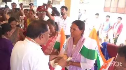 दुलदुला: मुख्यमंत्री विष्णुदेव साय ने शहीदों के परिजनों से मुलाकात कर शाल और श्रीफल देकर किया सम्मानित