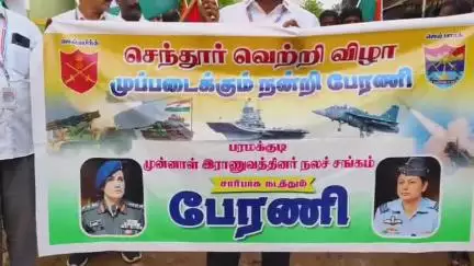 பரமக்குடி: காந்தி சிலையில் முன்னாள் படை வீரர்கள் நலச்சங்கம் சார்பில் செந்தூர் வெற்றி விழா