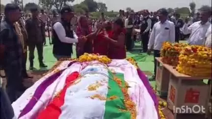 परांडा: पांढरेवाडी येथील शहीद जवान विनोद पवार यांच्या वर शासकीय इतमामात अंत्यसंस्कार