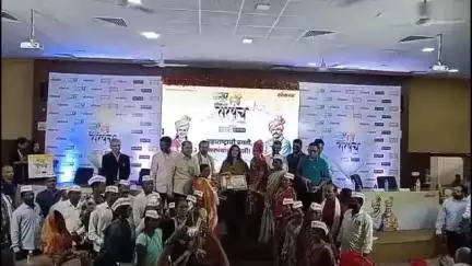कारंजा: जिल्हाधिकारी कार्यालय येथे ढोरखेडा सरपंच मिटकरी यांना लोकमत सरपंच ऑफ द इयर अवार्ड