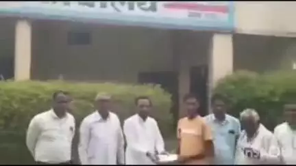 मनोरा: अवकाळी पावसाने बाजार समितीत नुकसान झालेल्या शेतकऱ्यास कृषी उत्पन्न बाजार समितीने दिला २० हजारांचा धनादेश #Jansamasya