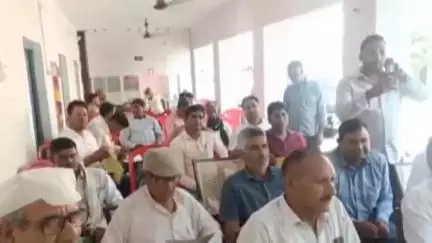 कांठ: कांठ/छजलैट में शासन और पुलिस विभाग द्वारा चलाए जा रहे रोड सेफ्टी मिशन के तहत लोगों को जागरूक किया जा रहा है