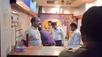 सेवराई: लंका स्थित श्याम बार में आबकारी विभाग ने किया छापा, तय दर से अधिक वसूली और फर्जी बिलिंग का आरोप