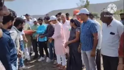 जावद: विधायक ओमप्रकाश सखलेचा ने जल गंगा संवर्धन अभियान के तहत केनपुरिया तालाब में श्रमदान किया