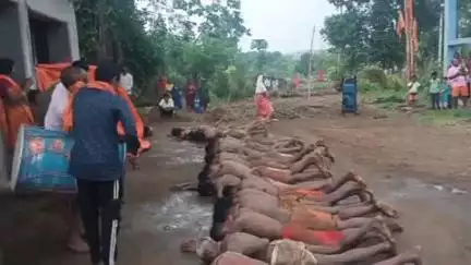 दुलमी: चोपादारु में मंडा पर्व के अवसर पर लोटन सेवा का आयोजन किया गया, भक्त जमीन पर लेटकर शिव मंदिर पहुंचे