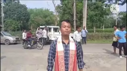 তিতাবৰ: দেওঘৰীয়াত গাঁও বাসীয়ে গায়ন বায়নেৰে আদৰণি জনাই বড়োলেণ্ড বিশ্ববিদ্যালয়ৰ পৰা ডক্টৰেট ডিগ্ৰী লাভ কৰা ভৈৰৱ গগৈক