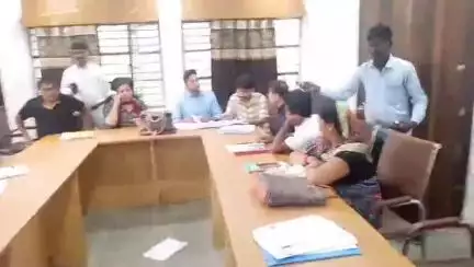 कस्बा: जलालगढ़ प्रखंड सभागार में अंबेडकर समग्र सेवा अभियान के तहत विकास मित्र के साथ अधिकारियों की बैठक आयोजित हुई
