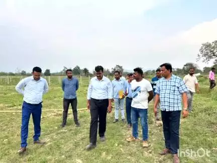 महुआडांड़: उपायुक्त उत्कर्ष गुप्ता ने प्रखंड में विकास योजनाओं का किया निरीक्षण