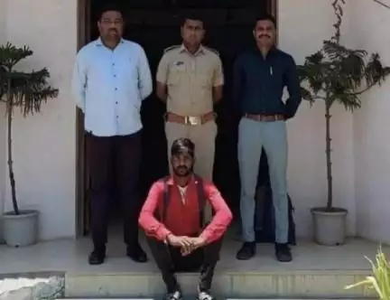 જાફરાબાદ: છેલ્લા એક વર્ષથી નાસ્તા ફરતા આરોપીને પોરબંદરના કુતિયાણા ખાતેથી શોધી લેતી મરીન પીપાવાવ પોલીસની ટીમ