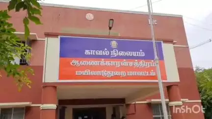 சீர்காழி: ஆனைக்காரசத்திரம் காவல் நிலையத்தில் தொடர்ந்து கணவன் மீது பொய் புகார் மனைவி காவல் நிலையம் முன்பு மண்ணனை ஊற்றி தற்கொலை முயற்சி பரபரப்பு