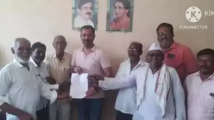 आर्वी: निंबोळी पुनर्वसन गावातील नागरिक झाले त्रस्त ना रस्ता व्यवस्थित न नाल्या ना कोणत्या सोयी 
खास. अमर काळे यांना दिले निवेदन