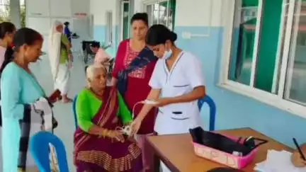 विश्व उच्च रक्तचाप दिवस पर सामुदायिक स्वास्थ्य केंद्र में विशेष जांच शिविर आयोजित, मरीजों ने बीपी और शुगर की जांच कराई