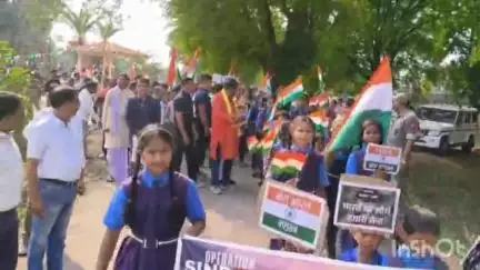 केशकाल: ग्राम नीराछिंदली में स्कूली बच्चों ने तिरंगा यात्रा निकालकर भारतीय सेना के साहस को किया नमन, MLA भी शामिल