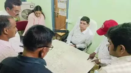 లింగంపేట్: భూ భారతి పైలట్ ప్రాజెక్టులో భాగంగా స్వీకరించిన దరఖాస్తులను లింగంపేటలో పరిశీలించిన కలెక్టర్ ఆశిష్ సంగ్వాన్