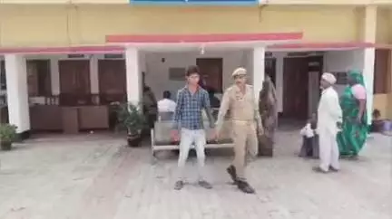 इकौना: हरिहरपुर से दहेज लेनदेन के प्रकरण में दो वांछित अभियुक्त गिरफ्तार, पुलिस ने एक अभियुक्त का वीडियो जारी किया