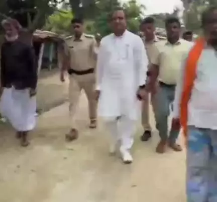 टेढ़ागाछ: टेढ़ागाछ प्रखंड में कटावरोधी कार्यों का जायजा लिया बहादुरगंज विधायक अंजार नईमी ने