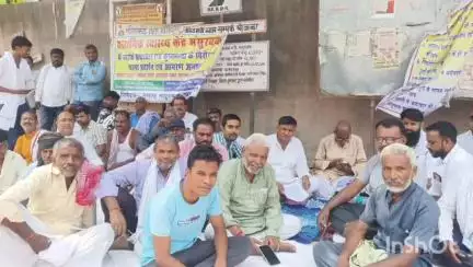 मंसूरचक: मंसूरचक के सामुदायिक स्वास्थ्य केंद्र में भ्रष्टाचार के विरोध में राजनीतिक दलों का प्रदर्शन