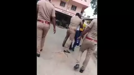 முசிறி: முசிறி அருகே காணாமல் போன தனது மகளை விரைவில் கண்டுபிடித்து தர வலியுறுத்தி  தந்தை முசிறி காவல் துணை கண்காணிப்பாளர் அலுவலகம் முன்பு தீக்குளிக்க முயற்சி