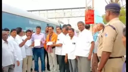 ఆలేరు: పట్టణానికి విచ్చేసిన సికింద్రాబాద్ సెంట్రల్ రైల్వే జనరల్ మేనేజర్ కు వినతి పత్రం అందజేసిన అఖిలపక్ష కమిటీ