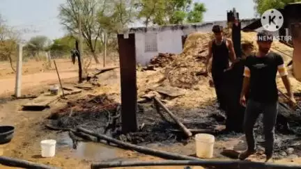 राहुवास: चिमनपुरा गांव में पाटोरपोश और छप्परपोश घर में अज्ञात कारणों से लगी आग, हजारों रुपये का घरेलू सामान जलकर हुआ राख
