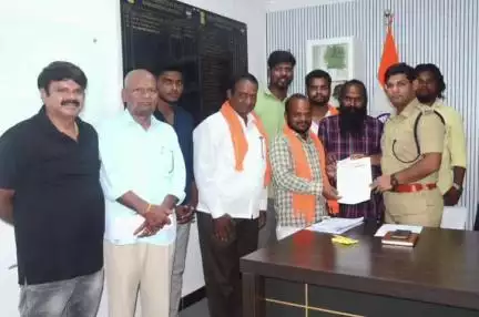 హత్నూర: గో రక్షణ చట్టాలు అమలు చేయాలి, జిల్లా ఎస్పీకి వినతి పత్రం అందజేసిన దేశి గోవంశ రక్షణ సంవర్ధన సమితి సభ్యులు