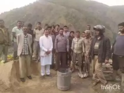 ओट: द्रंग के पूर्व विधायक जवाहर ठाकुर ने ग्राम पंचायत शेगली के गांव बागी में स्थानीय लोगों से की मुलाकात