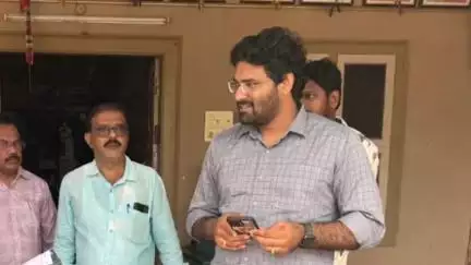 ఆచంట: పెనుమదం గ్రామంలో రైతు సేవ కేంద్రాన్ని ఆకస్మికంగా సందర్శించిన జిల్లా జాయింట్ కలెక్టర్ టి.రాహుల్ కుమార్ రెడ్డి