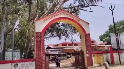 प्रतापपुर: प्रतापपुर के 65 आंगनबाड़ी केंद्र बने 'सक्षम', सेविकाओं को दीवार घड़ियां दी गईं