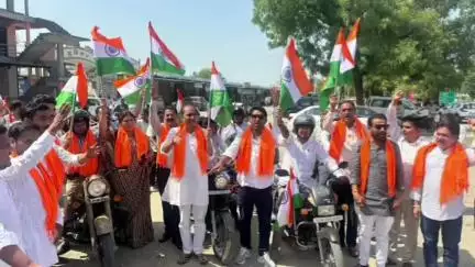 रेवदर: रेवदर अनादरा में भारतीय सेना की हौसला अफजाई में नागरिकों ने निकाली तिरंगा रैली, भाजपा जिलाध्यक्ष पूर्व विधायक रहे मौजूद