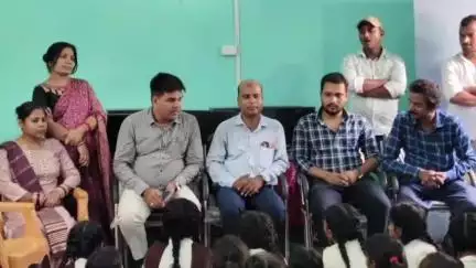 सहार: कस्तूरबा गांधी आवासीय बालिका विद्यालय में छात्राओं को कला एवं प्रदर्शन से संबंधित प्रशिक्षण मिला