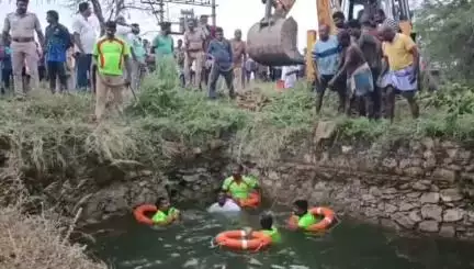 சாத்தான்குளம்: மீரான்குளம் பகுதியில் மாருதி ஈகோ வேன் கட்டுப்பாட்டை இழந்து கிணற்றுக்குள் பாய்ந்தது 3 பேர் மீண்ட நிலையில் 5 பேர் பலி