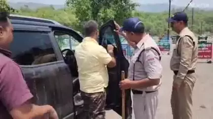 यमकेश्वर: लक्ष्मणझूला थाने के पशुलोक बैराज पर वाहनों की चेकिंग के दौरान पुलिस ने आधा दर्जन वाहनों से उतारी काली फिल्म