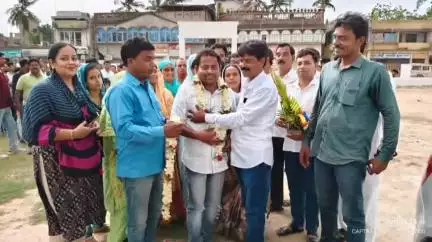 রানিনগর ১: ইসলামপুর নেতাজী পার্ক ময়দানে রাণীনগর বিধানসভার সোশ্যাল ইডিয়া কনভেনার কে সংবর্ধনা দিলেন রাণীনগর ১ নম্বর ব্লক TMC