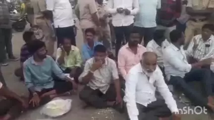 ಹುಣಸೂರು: ನಗರದ ಬಸ್ ನಿಲ್ದಾಣದಲ್ಲಿ ಬೀದಿ ಬದಿ ವ್ಯಾಪಾರಿಗಳಿಗೆ ನಿರ್ಬಂಧ ವಿರೋಧಿಸಿ ಪ್ರತಿಭಟನೆ