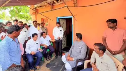 ಕನಕಗಿರಿ: ಸಿಡಿಲು ಬಡಿದು ಮೃತಪಟ್ಟ ಹುಲಿಹೈದರ ಗ್ರಾಮದ ವ್ಯಕ್ತಿಯ ಕುಟುಂಬಕ್ಕೆ ಪರಿಹಾರ ಆದೇಶ ಪತ್ರ ಹಸ್ತಾಂತರಿಸಿದ ಸಚಿವ ಶಿವರಾಜ್ ತಂಗಡಗಿ