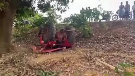 तमनार: तमनार थाना क्षेत्र में ट्रैक्टर पलटने से 2 साल के मासूम की मौत, एक घायल