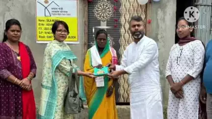 মৰিয়নি: বিধায়ক ৰূপজ্যোতি কূৰ্মীয়ে মৰিয়নিৰ বিভিন্ন স্থানত ১৪৩ টা পৰিয়ালক প্ৰদান কৰে প্ৰধানমন্ত্ৰী আৱাস যোজনাৰ গৃহৰ চাবি এই