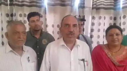 नमहोल: पंचायतों को जोड़ने के फैसले पर नम्होल तहसील में भड़के जनप्रतिनिधि, विधायक रणधीर शर्मा को सौंपा ज्ञापन