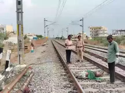 దేవరకద్ర: పట్టణంలో అత్తగారింటికి వెళ్తూ రైల్వే పట్టాలు దాటుతుండగా రైలు ఢీకొని వ్యక్తి మృతి
