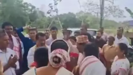 বিহপুৰীয়া: পথালিপাহাৰৰ ১নং মৰিসুতিত শ্ৰীশ্ৰী ত্ৰিমূৰ্তি শিৱ মন্দিৰ পৰিদৰ্শন কৰে বিধায়ক অমিয় কুমাৰ ভূঞাই